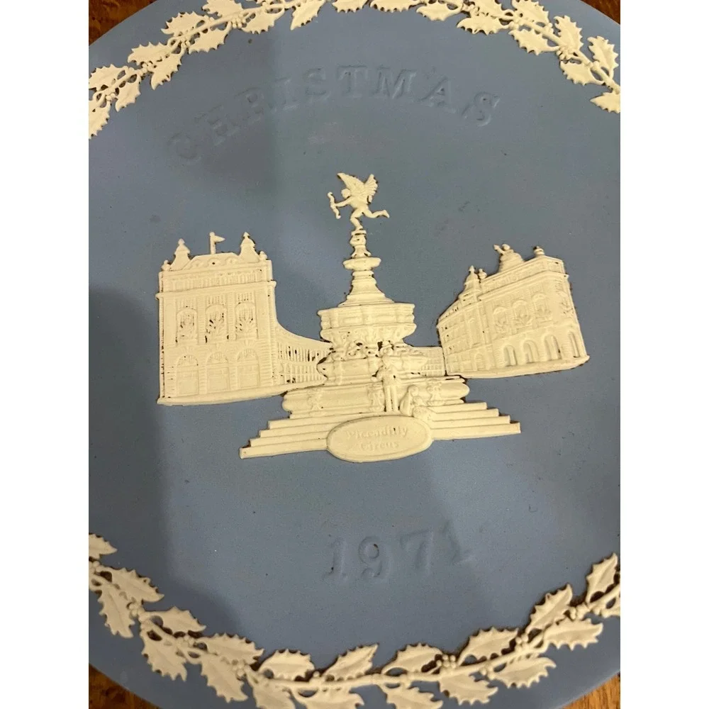 Wedgwood Jasperware Christmas 1971 Plate Piccadilly Circus Blue White England 8